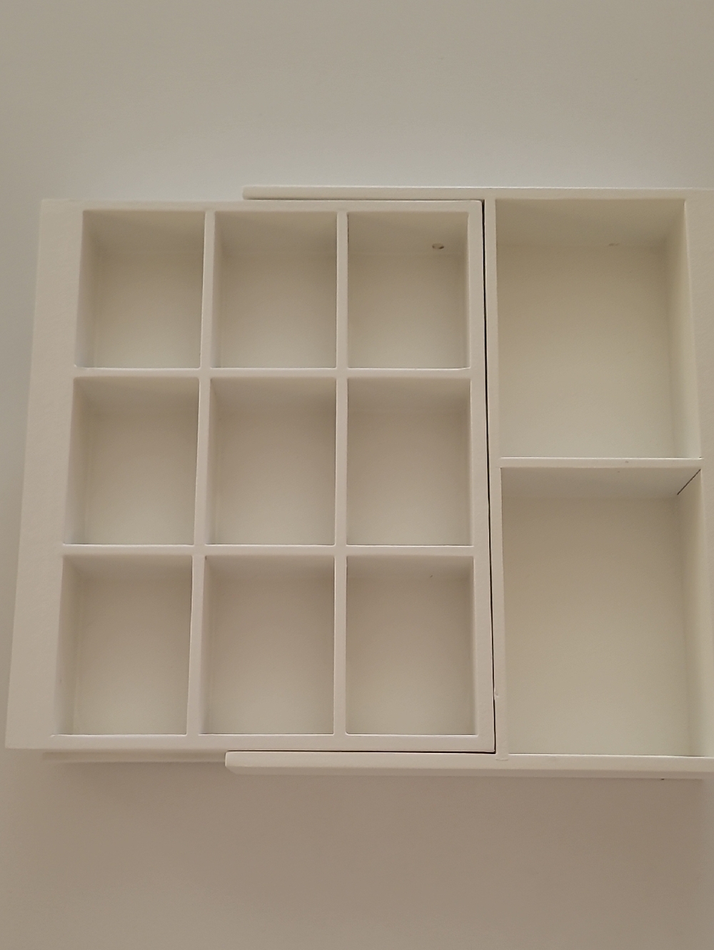 Avon White 12-Compartment Expandable Jewelry Drawer Organizer Tray